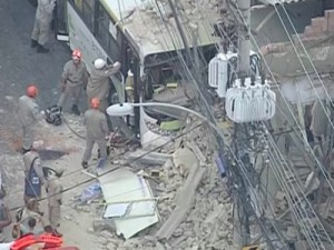 Ônibus perde o controle e invade loja deixa um morto e 23 feridos no Subúrbio do Rio