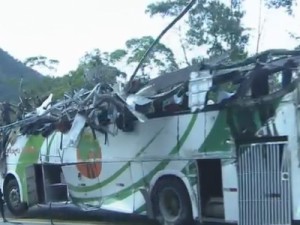 Ônibus que capotou e matou estudantes é retirado de barranco