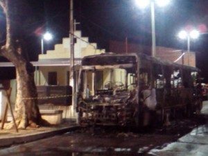 Ônibus são incendiados em Fortaleza durante a madrugada 