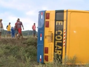 Ônibus tomba com 40 estudantes em estrada de barro no Agreste da PB