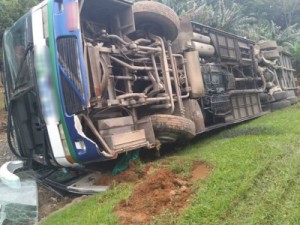 Ônibus tomba em Joinville, SC, com 30 crianças abordo