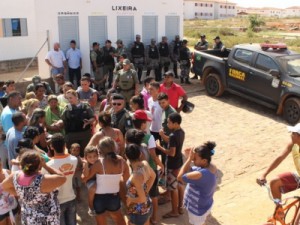 Operação com 500 policiais cumpre ordem de despejo em Teresina