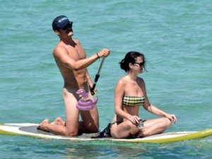 Orlando Bloom curte praia pelado ao lado de Katy Perry na Itália