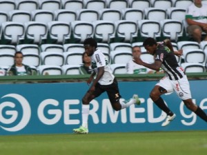 Ousado, Negueba dá chapéu duplo na vitória do Coritiba; assista ao lance