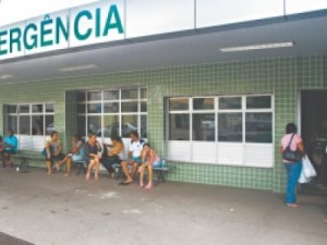 Pacientes são atendidos no corredor de hospital
