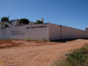 Pacote com armas brancas e outros objetos arremessados para dentro da cadeia pública