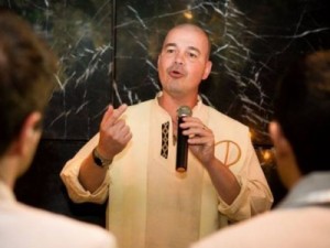 Padre excomungado celebra casamento gay em Vitória