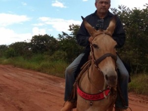 Pai cavalga 2 mil km ao Sertão da PB para cumprir promessa e ver formatura da filha