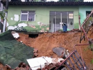 Pai e filho morrem em deslizamento na Bomba do Hemetério, no Recife