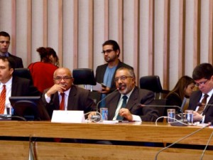 Paim quer igualar direitos dos trabalhadores terceirizados