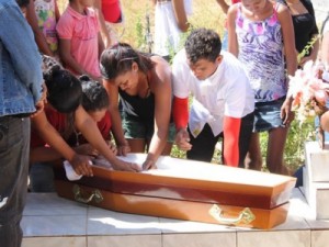 Pais passam mal e não acompanham enterro de bebê em Campo Maior