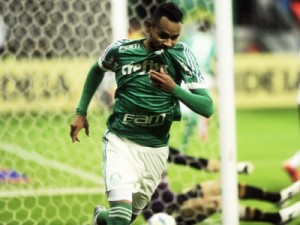Palmeiras bate o Figueirense, volta a vencer no Brasileirão e cola no G-4