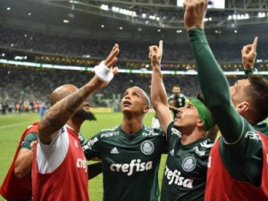 Palmeiras faz lição de casa, goleia América-MG e fica a dois pontos do título