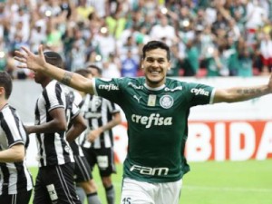 Palmeiras vence Botafogo e mantém liderança