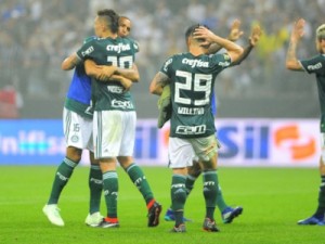 Palmeiras vence Corinthians em Itaquera e fica a um empate do título