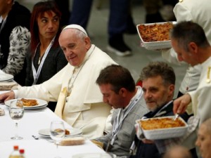 Papa Francisco almoça com 1,5 mil moradores de rua no Dia Mundial dos Pobres