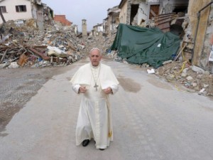 Papa Francisco faz visita surpresa a área atingida por terremoto na Itália