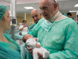 Papa Francisco faz visita surpresa a dois hospitais em Roma