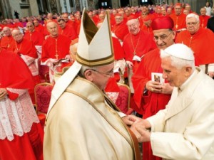 Papa Francisco nomeia 20 cardeais em cerimônia com presença de Bento XVI
