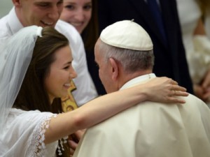 Papa pede que divorciados que voltam a se casar não sejam tratados como excomungados