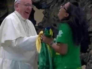 Papa pergunta a brasileira quem era melhor, se Pelé ou Maradona