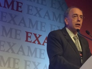 Parente diz que Petrobras passou por 'tsunami' e critica 'aparelhamento'