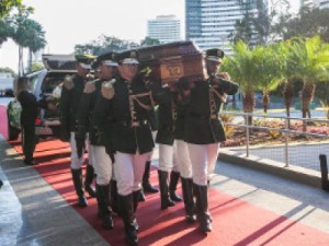 Parentes e amigos prestam últimas homenagens ao ex-governador Beni Veras