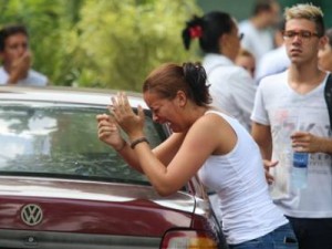 Parentes e amigos se despedem de jovem queimado por traficantes no Rio