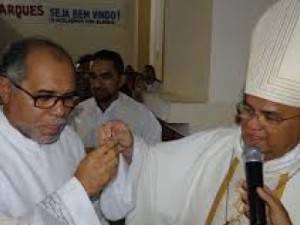 Paroquianos de São Vicente de Paulo parabenizam o aniversariante Padre Marque