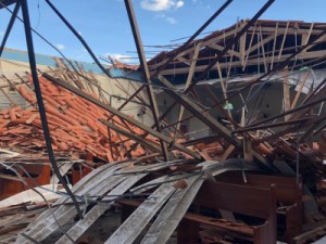 Parte de teto de capela desaba em Sobral, no Ceará