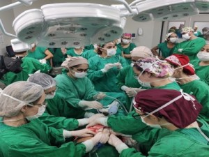 Parto de bebê prematuro e com tumor 'maior que a cabeça dele' mobiliza 50 profissionais em MS