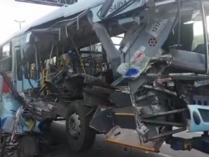 Passageira de 87 anos tem corpo esmagado em acidente entre ônibus e caminhão no CE