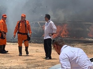 Pátio de concessionária é alvo de ataque incendiário em Fortaleza