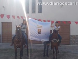 Pau de bandeira abre festejos de São Pedro na Santana