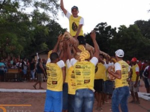 Pau de bandeira de São Pedro movimenta Santana e Macaúba