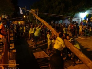 Pau de bandeira de São Vicente deu trabalho para ser hasteado