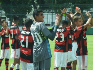 Pede música! Na maratona de Fla-Flus na base, Rubro-Negro vence as três