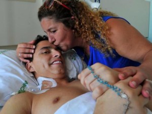 Pedreiro sobrevive a uma queda de oito andares