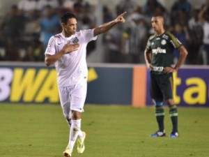 Peixe vira sobre Verdão, mantém tabu e assume a ponta do Paulista