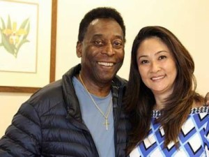Pelé recebe alta e deixa hospital após cirurgia na coluna
