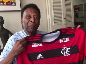 Pelé sai do hospital e lembra 40 anos de jogo com a camisa do Flamengo, "honra grande"