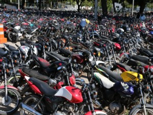 Pelo menos 500 veículos são apreendidos por dia pelo Detran