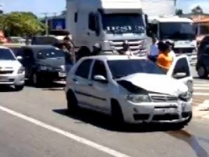 Perseguição e tiroteio terminam com acidente e um ferido em Fortaleza