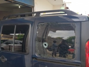 Perseguição policial e tiroteio acaba com cinco baleados na Granja Lisboa, em Fortaleza