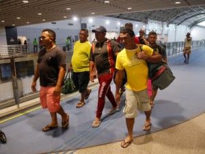Pescadores cearenses encontrados no Pará chegam a Fortaleza após oito dias desaparecidos no mar