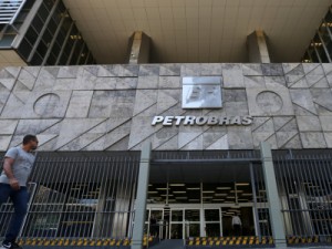 Petrobras eleva gasolina em 1,01% nas refinarias a partir de terça