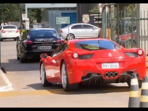 PF apreende Ferrari, Porsche e Lamborghini na casa de Collor