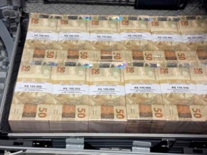 PF prende dupla com R$ 1,2 milhão em notas falsas no aeroporto do DF