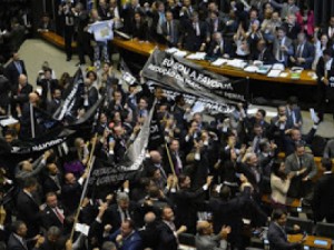 Plenário da Câmara aprova PEC da redução da maioridade penal.