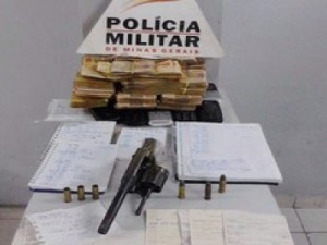 PM apreende quase R$ 60 mil e drogas em uma casa de Divinópolis